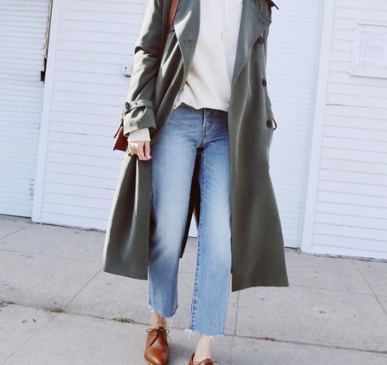 Diện áo hoodie cùng quần jeans bên trong sẽ giúp chiếc áo trench coat vốn thanh lịch đồng thời ghi điểm phong cách.     