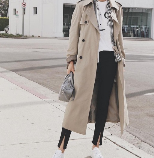 Set đồ với áo trench coat làm chủ đạo sẽ trở nên thú vị, trẻ trung và sành điệu hơn hẳn khi các nàng layer bên trong chiếc áo phông + áo sơ mi kẻ sọc, mix cùng quần xẻ gấu.     