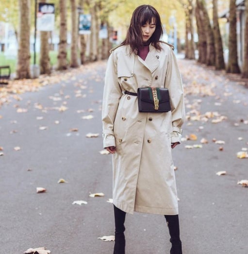Đôi khi, các nàng có thể cài khuy kín bưng để biến tấu trench coat trở thành chiếc váy vừa ấm áp lại đậm chất nữ tính.    