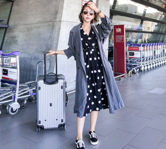 Bộ đôi váy liền + áo trench coat, diện lên không chỉ nữ tính mà còn thời thượng và thanh lịch hết sức.    