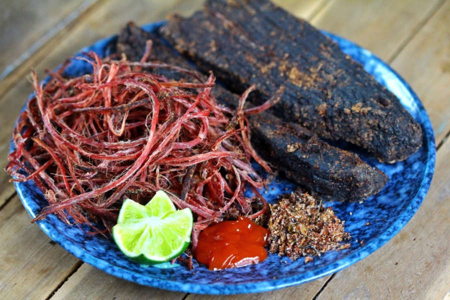 Trong hành trình khám phá Hà Giang, thịt trâu gác bếp đứng đầu danh sách những món quà ẩm thực đặc sắc mà du khách không thể bỏ lỡ