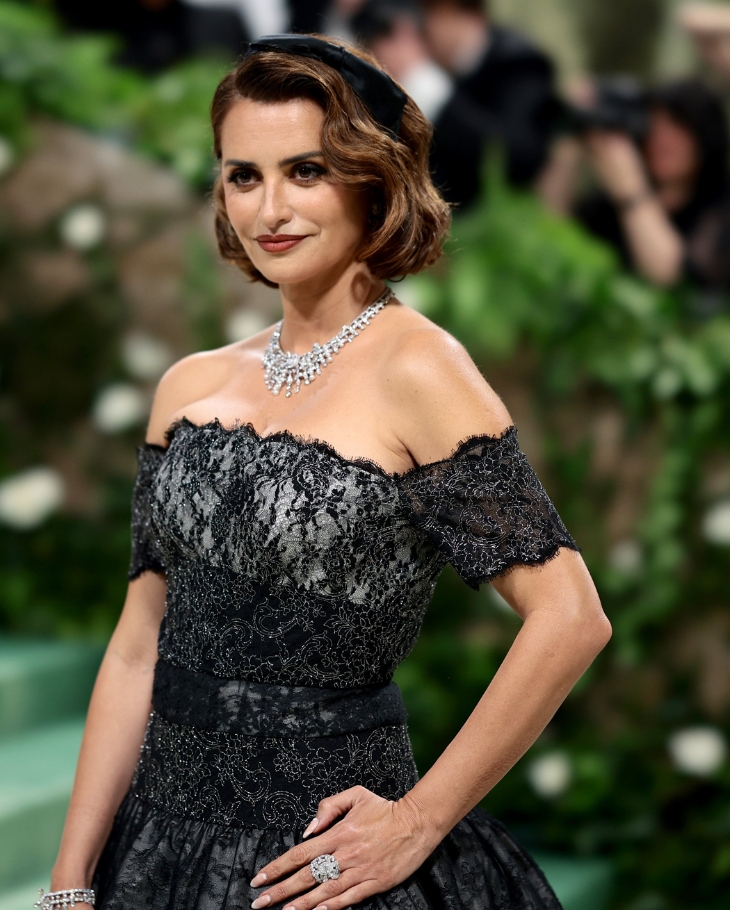 Bạn có thể “học lỏm” cách nữ diễn viên Penélope Cruz kết hợp Link Vào SHBET88 Mới Nhất này với phong cách trang điểm sắc sảo cùng son môi tông đỏ trầm gợi cảm.