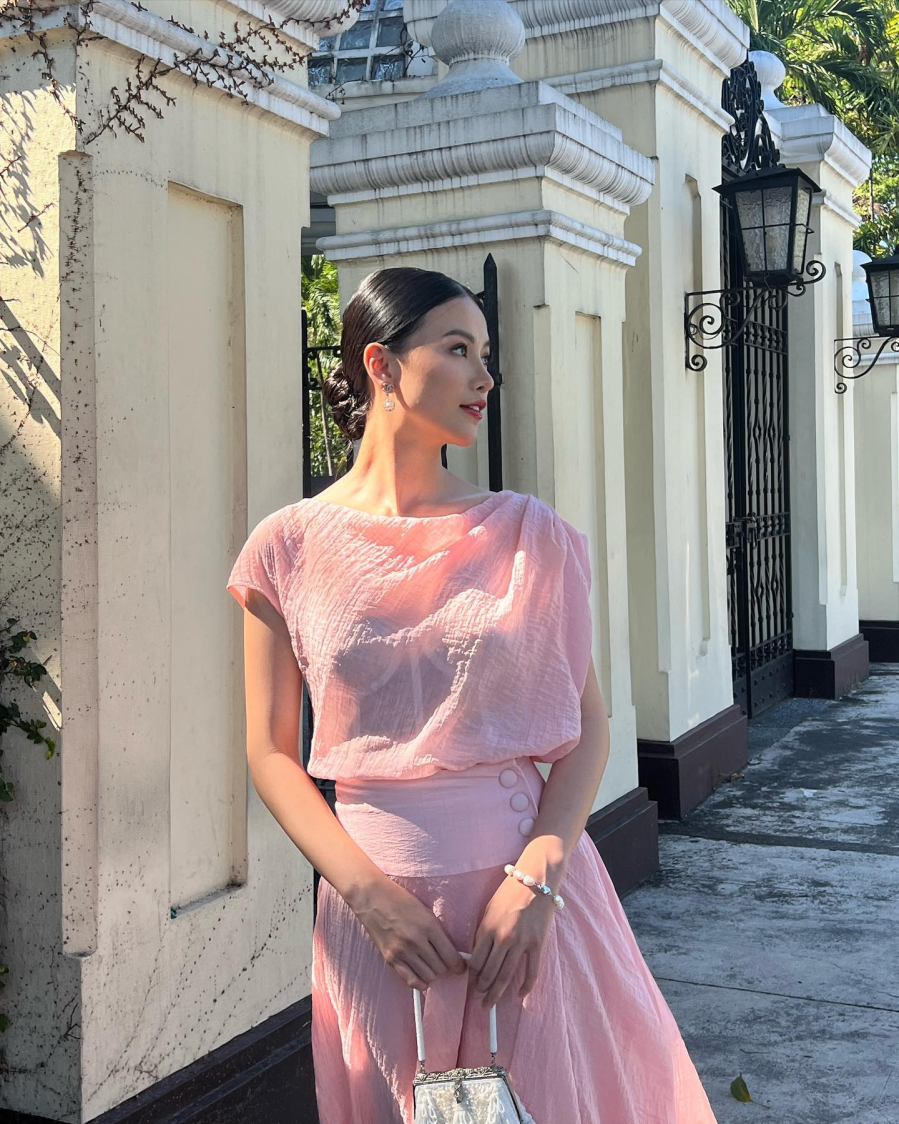Style diện váy của Hoa hậu Phương Khánh toát lên sự thanh lịch. 