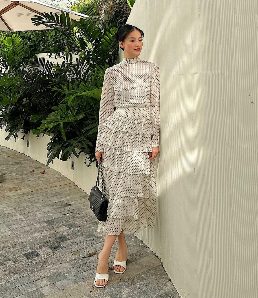 Đặc biệt các kiểu váy màu pastel, váy lụa hai dây phủ sóng phong cách của nàng hậu sinh năm 1995. 