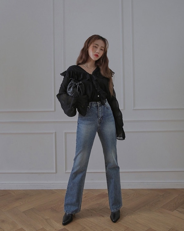 Khi diện áo blouse dài tay, bạn có thể kết hợp với quần âu hoặc chân váy để tạo nên bộ Shbet999 com đăng nhập hoàn hảo cho công sở.     
