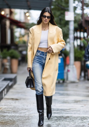 Giày boots là mẫu giày rất đặc trưng. Khi mix thấp cổ hoặc boots cao cổ với quần jeans, Kendall Jenner có được tổng thể Shbet999 com đăng nhập nổi bật.