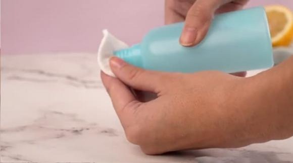 Acetone là một lựa chọn hiệu quả để loại bỏ keo dán siêu chắc khỏi da. 