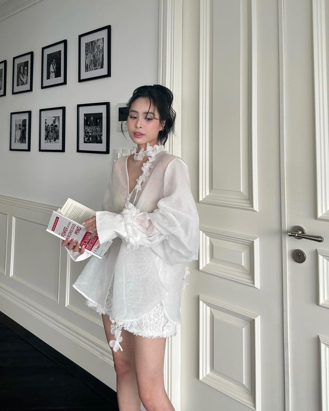 Thêm đường dây hoa quàng cổ giúp tổng thể Shbet999 com đăng nhập thêm nổi bật, yêu kiều nhưng vẫn hài hòa.