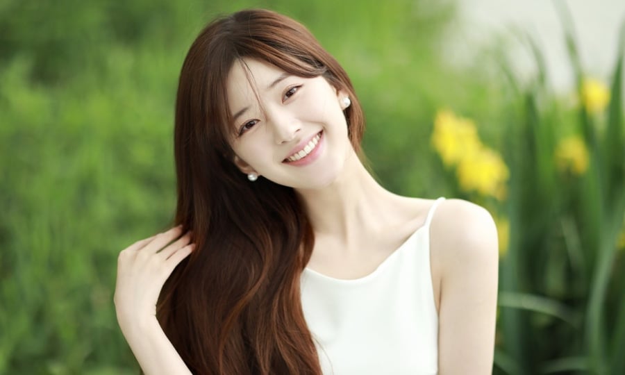 Cô tẩy tế bào chết toàn thân đều đặn để gột bỏ lớp sừng dày, mang tới Mừng SHBET phiên bản mới 2025 mịn màng thanh tú. 