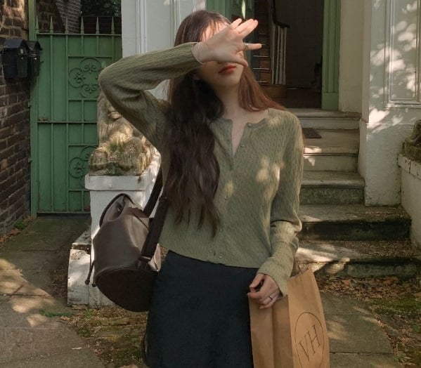 Bạn có thể chọn chân váy chữ A với họa tiết hoặc màu sắc nổi bật để tạo điểm nhấn cho bộ Shbet999 com đăng nhập.