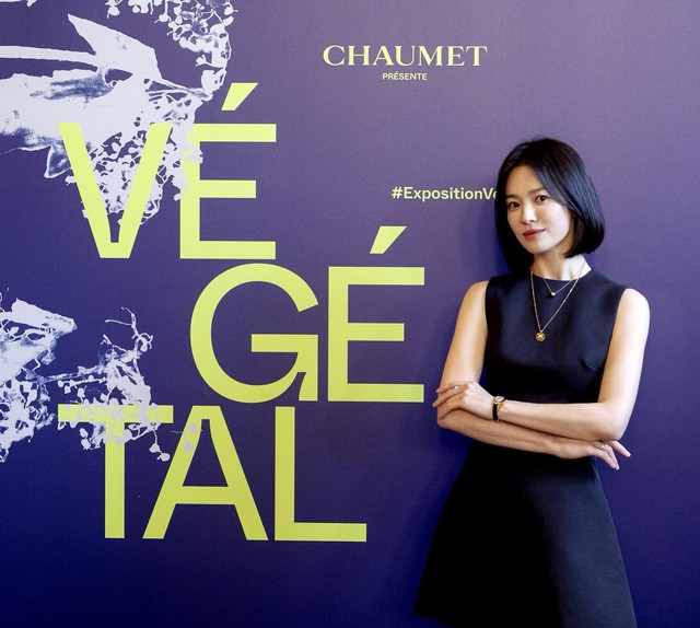 Song Hye Kyo khéo léo tô điểm Shbet111 kèo cá cược world cup vàng để bộ cánh trông sang trọng, nổi bật hơn.