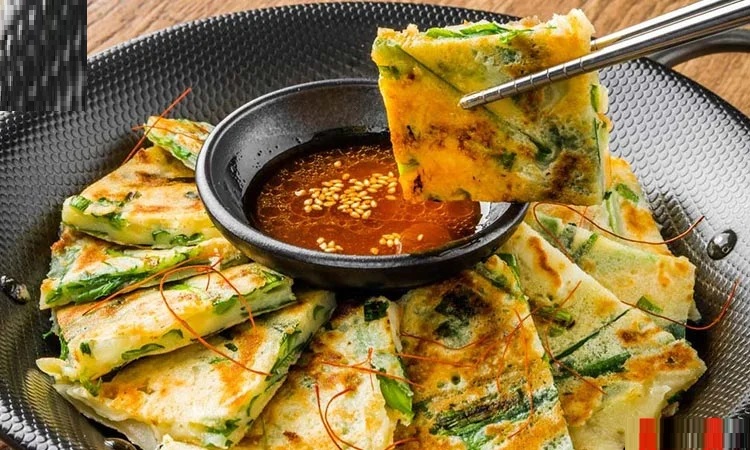 Thưởng thức: Món trứng rán lá hẹ có thể ăn kèm với cơm trắng hoặc làm Shbet0099 cá cược trực tuyến nhẹ rất ngon miệng.    