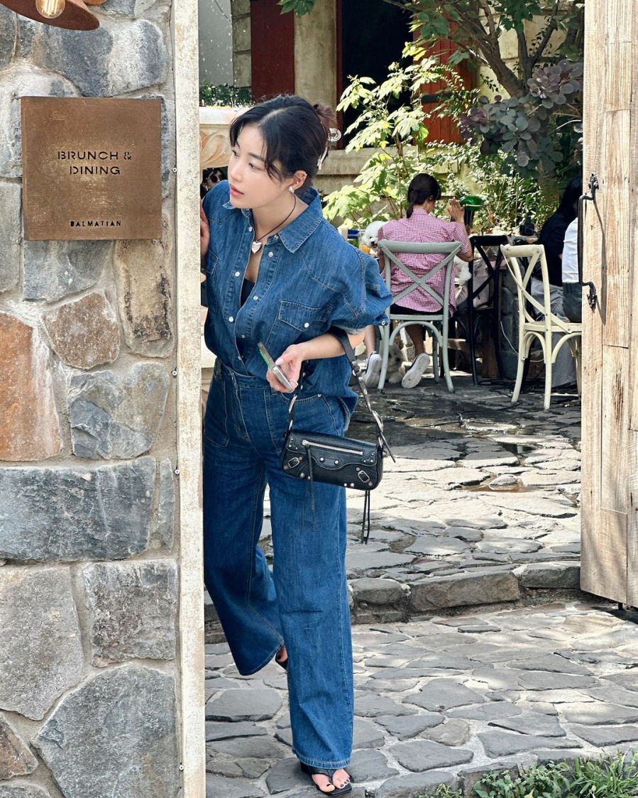 Áo khoác denim luôn là món đồ biểu tượng cho phong cách “denim-on-denim”, có thể kết hợp với nhiều Shbet999 com đăng nhập cùng chất liệu mà không lo lỗi mốt.