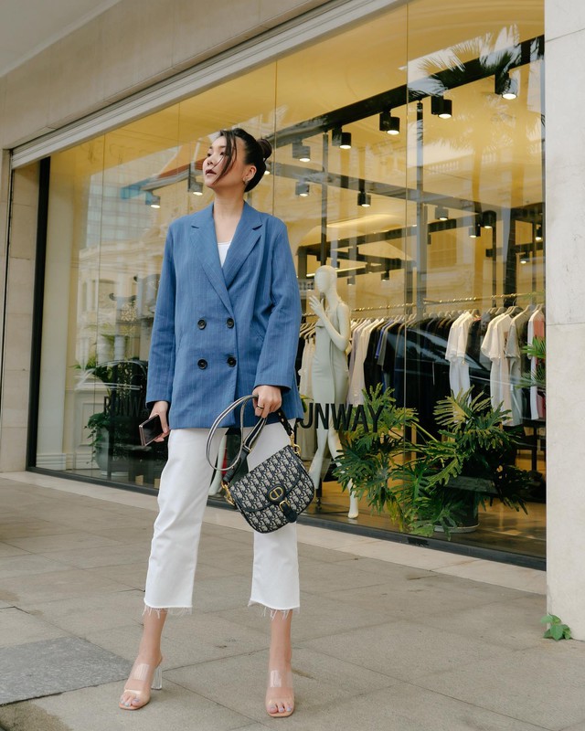 Kết hợp áo blazer màu xanh với quần jeans trắng, Phạm Thanh Hằng đã có được tổng thể Shbet999 com đăng nhập bắt mắt.