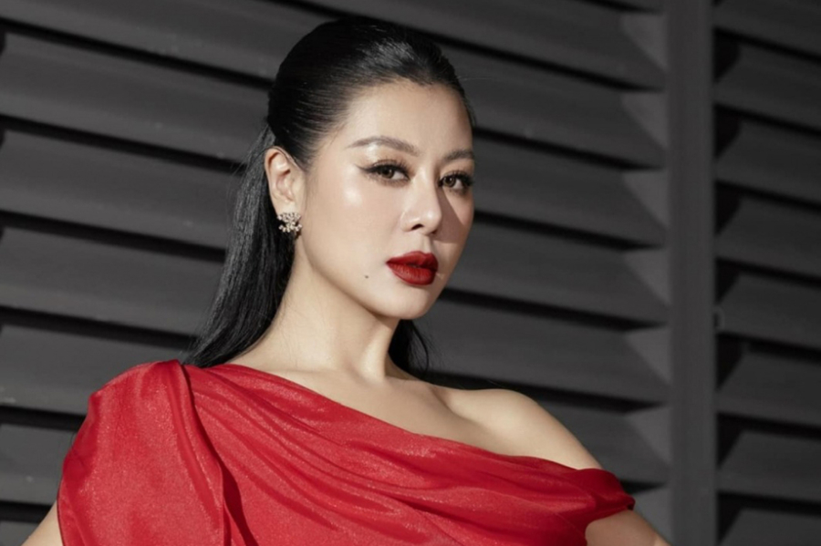 Nam Thư là cái tên gây xôn xao trên mạng xã hội khi bị một tài khoản tố cô là người thứ ba.