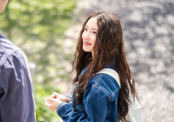 Áo khoác lửng denim kết hợp ăn ý với váy họa tiết hoa nhí để tạo nên bộ Shbet999 com đăng nhập nổi bật. Bên cạnh đó, tổng thể Shbet999 com đăng nhập còn toát lên nét nữ tính, bay bổng.