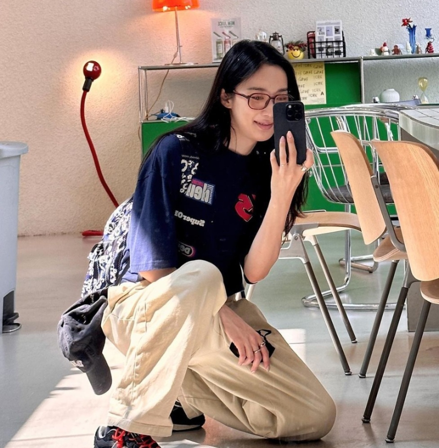 Quần màu beige là món đồ thiết yếu không thể thiếu trong tủ đồ thường ngày của Lee Chung Ah.