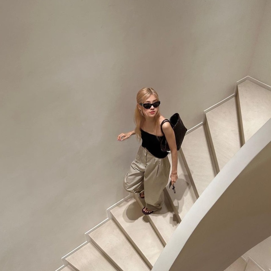  Những chiếc quần beige chắc chắn là item phải có trong tủ đồ thời trang mùa thu của ngôi sao Hàn Quốc này.  \