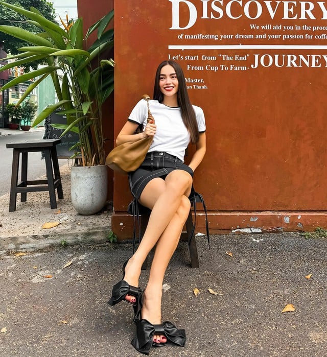 Đôi giày nơ của Hồ Ngọc Hà ghi điểm ở sự trẻ trung, năng động, đồng thời toát lên nét sang chảnh.