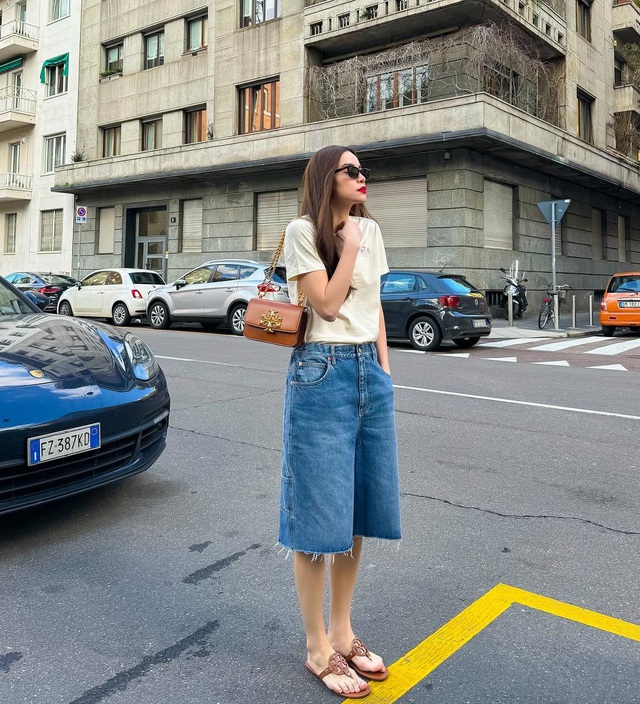 Các quý cô cũng đừng bỏ qua những item trẻ trung, năng động như quần denim dáng lửng.