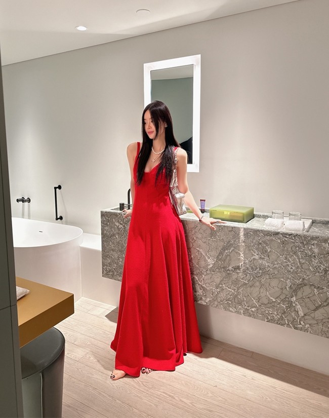 Một chiếc đầm màu đỏ theo phong cách vừa sexy vừa thanh lịch giúp nàng tỏa sáng.