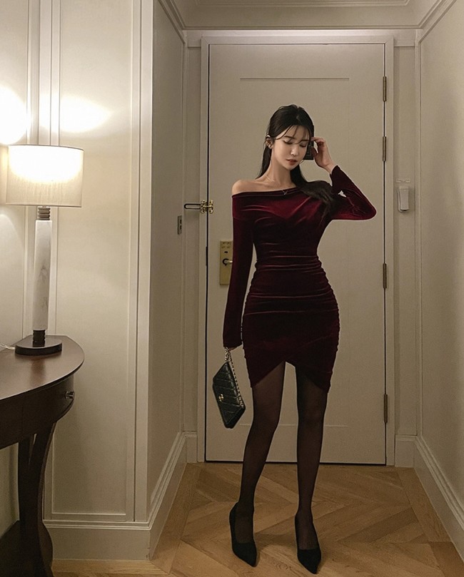 Váy dài tay ôm sát với phần cổ tùy chỉnh độ trễ nải, dài tới ngang bắp đùi kết hợp với màu đỏ trầm đầy phong cách.     