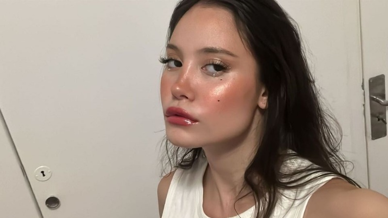 Màu má hồng có có thể dễ dàng kết hợp với các tông màu mắt đất nhẹ nhàng hoặc nâu khói, tạo nên vẻ đẹp tự nhiên và thanh thoát.     