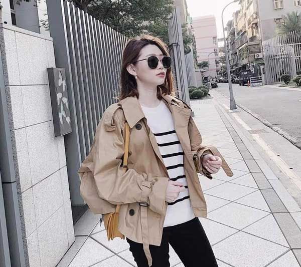 Chiếc áo với chiều dài ngang hông tạo cảm giác phần thân trên ngắn hơn thân dưới, nhờ đó mà trông bạn sẽ cao ráo hơn khi diện.    
