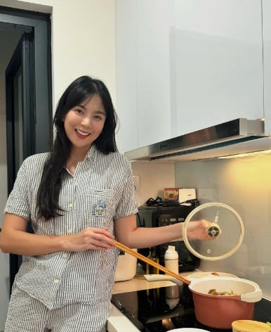 Nhìn rõ, Mừng SHBET phiên bản mới 2025 của nữ MC khá trắng mịn, không tì vết dù Mai Ngọc đã chạm ngưỡng U40. 