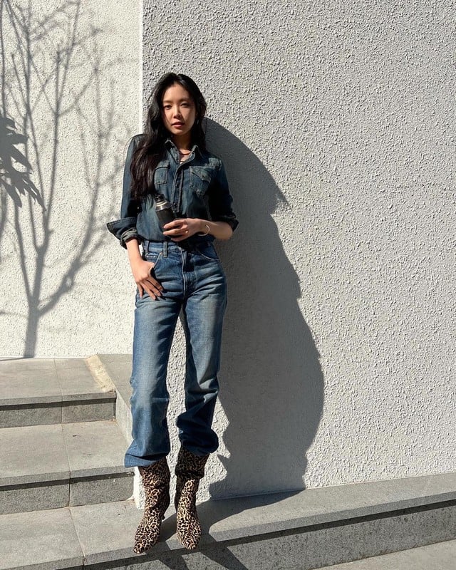 Son Na Eun đã làm mới bộ cánh denim-on-denim bằng một đôi boots da báo thời thượng.