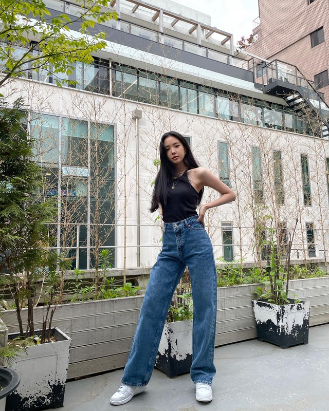 Với những món đồ đơn giản như áo tank top đen, quần jeans xanh và sneaker trắng, Son Na Eun đã tạo nên tổng thể Shbet999 com đăng nhập thời thượng.    