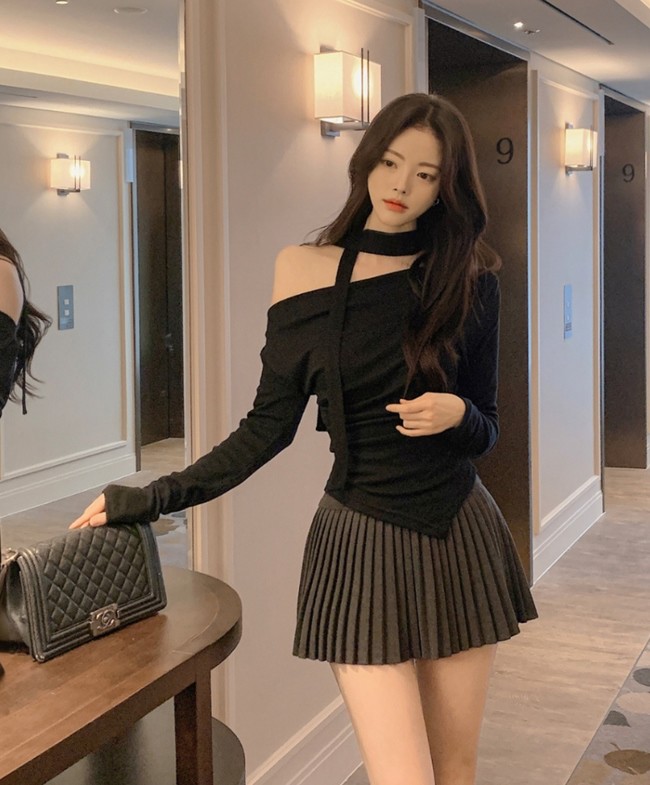 Những chiếc áo thun màu đen kiểu tối giản nên tạm cất đi và nhường chỗ cho các kiểu áo sexy, trễ nải hơn đôi chút như áo lệch vai, trễ vai, croptop… 