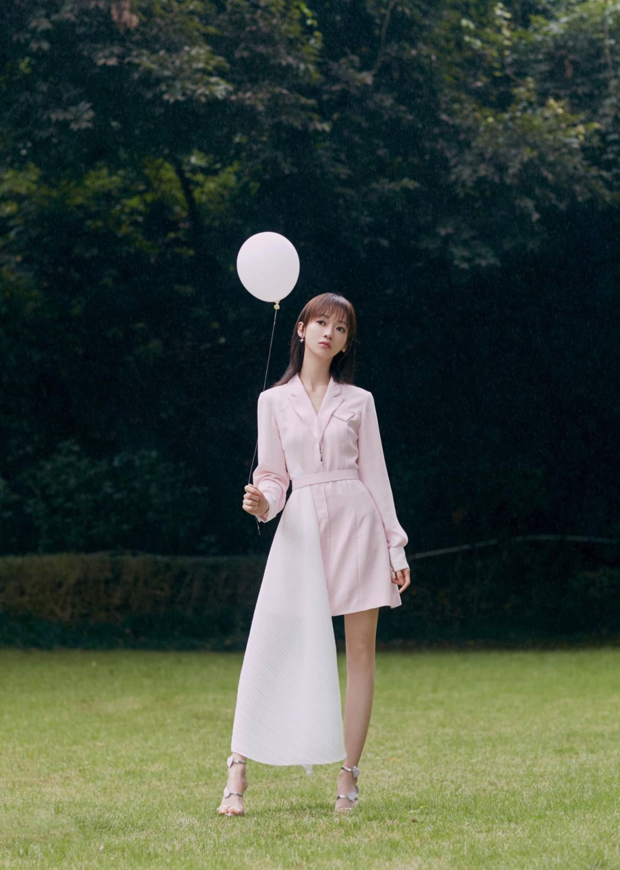 Bên cạnh đó, màu pastel còn góp phần tạo nên một hình ảnh ngọt ngào, nữ tính và thanh lịch cho Ngô Cẩn Ngôn.    