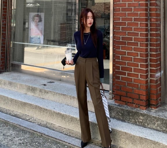 Thêm đôi giày mũi nhọn giúp hoàn thiện bộ cánh sang trọng. Outfit trên còn mang đến hiệu quả kéo Shbet888 phiên bản mới nhất, tôn dáng tối ưu.