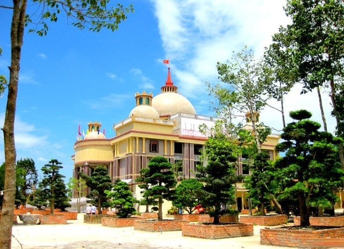 Dinh thự Trầm Bê - Trà Cú - tỉnh Trà Vinh.    