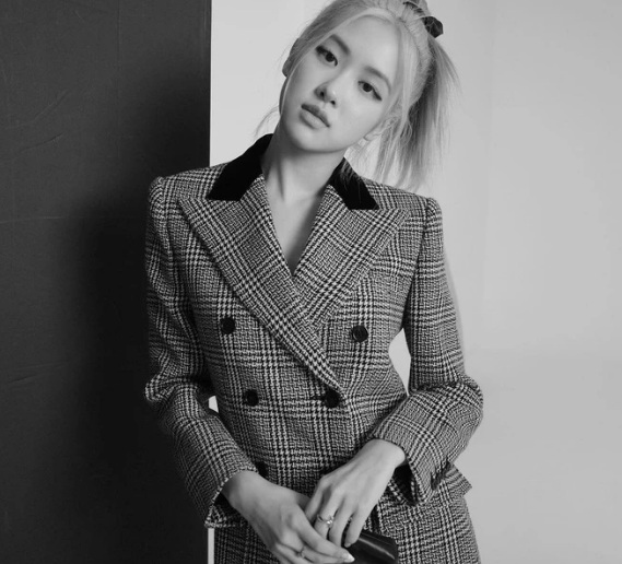 Những lần xuất hiện của Rosé luôn thu hút ánh nhìn với áo blazer độn vai, thường được phối hợp với gam màu trung tính