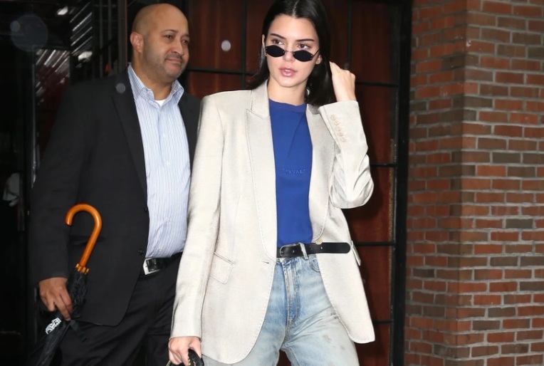 Tổng thể Shbet999 com đăng nhập trở nên nổi bật hơn khi Kendall Jenner kết hợp blazer trắng với áo màu xanh đậm, quần jeans rách. 