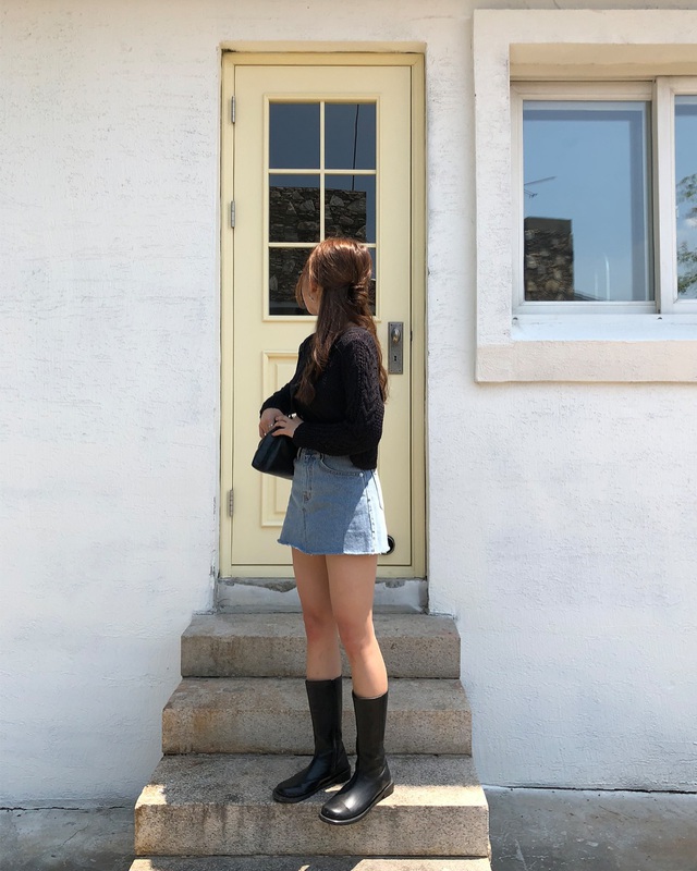 Mix áo tối màu với chân váy denim xanh các nàng sẽ có ngay diện mạo thanh lịch