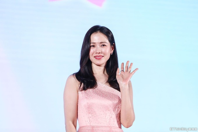 Son Ye Jin cho biết cô có thói quen uống nước collagen mỗi sáng và tối để hỗ trợ cải thiện độ đàn hồi da. 