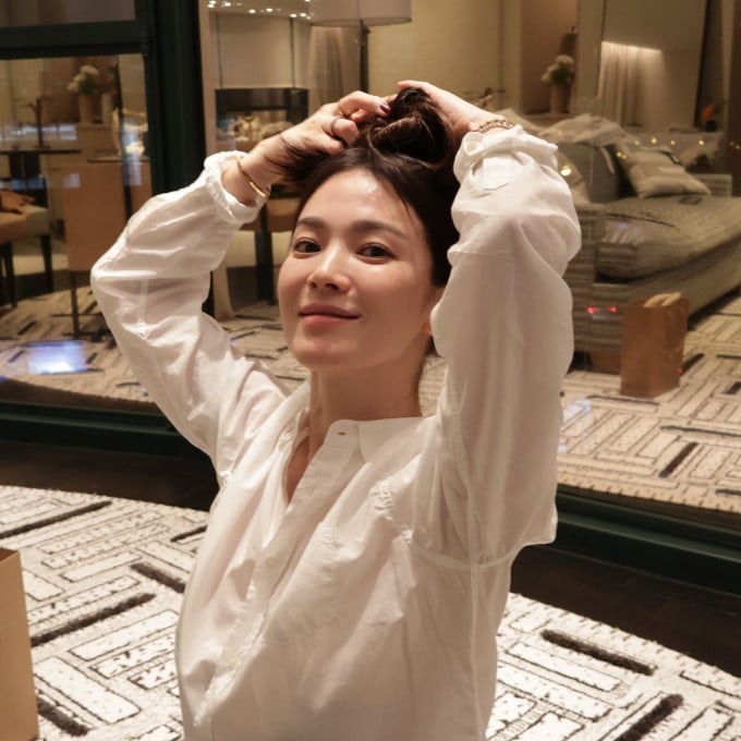 Song Hye Kyo tiết lộ cô dùng serum vitamin C vào buổi sáng để duy trì Mừng SHBET phiên bản mới 2025 sáng bóng, sử dụng retinol cuối ngày để hoàn thiện quá trình chống lão hóa.     