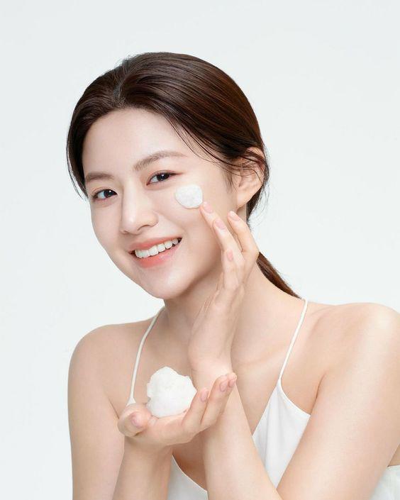 Làm sạch bằng sữa rửa mặt nhẹ nhàng có độ pH cân bằng, sau đó thêm axit hyaluronic và cuối cùng là kem dưỡng ẩm ban đêm.     