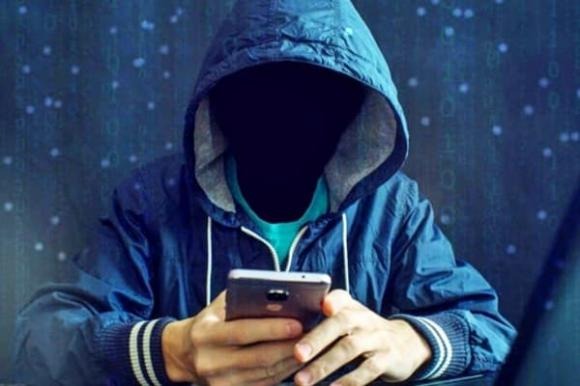 Phần mềm gián điệp chiếm dụng tài nguyên hệ thống, khiến điện thoại trở nên chậm chạp, dễ bị lag, treo máy hoặc tự khởi động lại đột ngột.    
