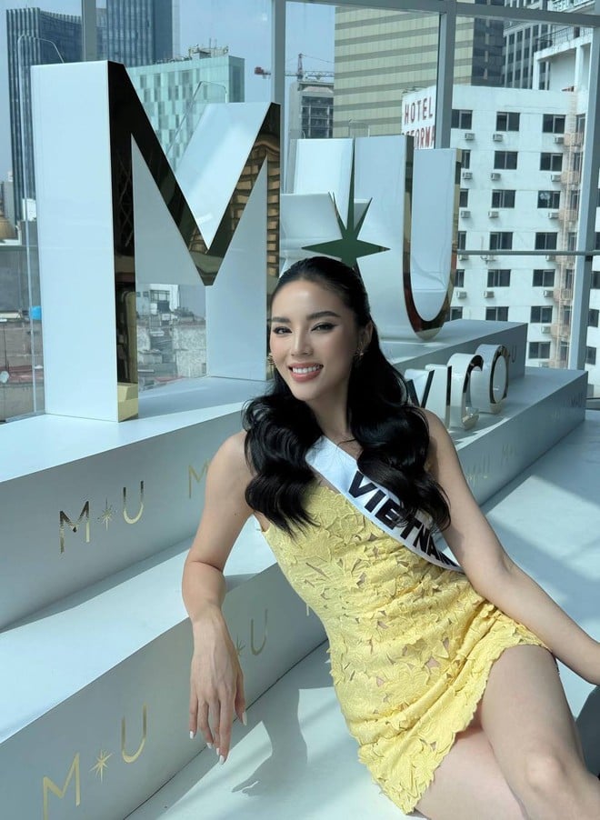 Kỳ Duyên ghi điểm bộ váy ngắn ren ôm sát của NTK Lê Thanh hòa. khoe chọn đôi chân thon dài cũng như làm nổi bật Mừng SHBET phiên bản mới 2025 trắng sáng.     