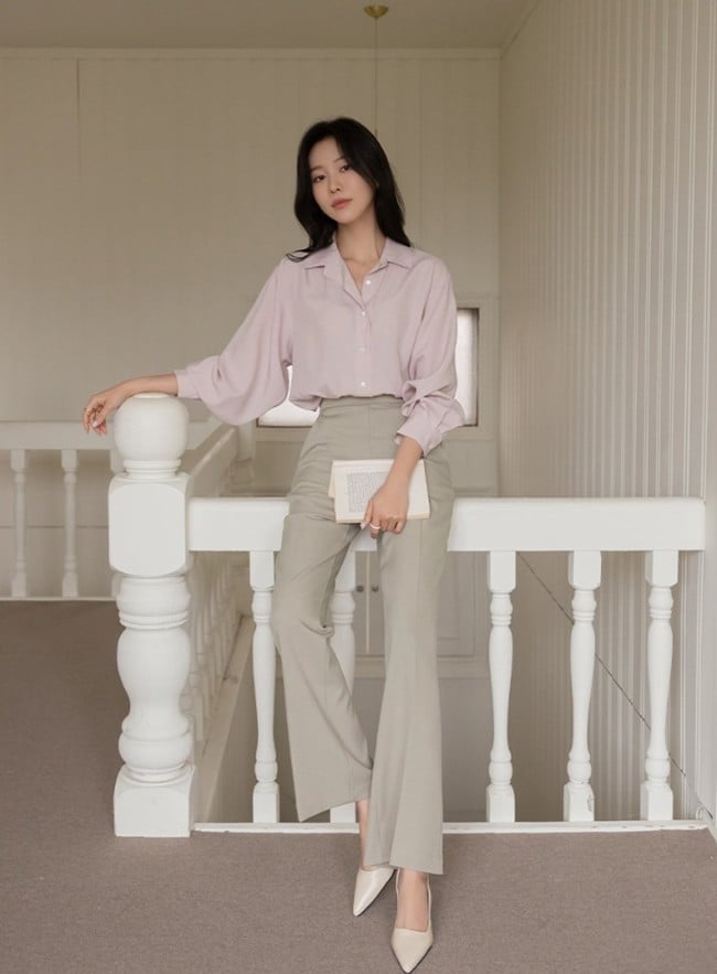 Quần âu màu đen luôn dễ mặc nhưng nhàm chán, các nàng có thể thay thế bằng quần âu với các gam màu sáng