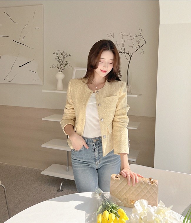 Áo blazer, áo tweed mỏng hoặc áo kaki ngắn tay có thể thể mix linh hoạt từ váy liền, quần jeans đến áo thun, sơ mi, chân đầm công sở