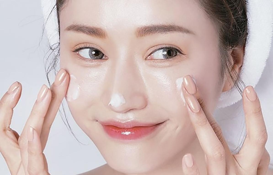 Bakuchiol là một thành phần chăm sóc da có nguồn gốc từ thực vật được chiết xuất từ hạt và lá của cây Ayurvedic còn được gọi là cây babchi. 