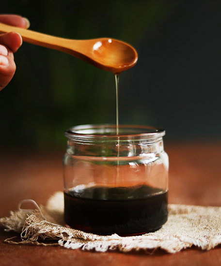 Kết hợp với các thành phần chăm sóc tóc mạnh mẽ khác như dầu thầu dầu và các loại tinh dầu, nó giúp làm dịu, nuôi dưỡng và phát triển tóc khỏe mạnh.