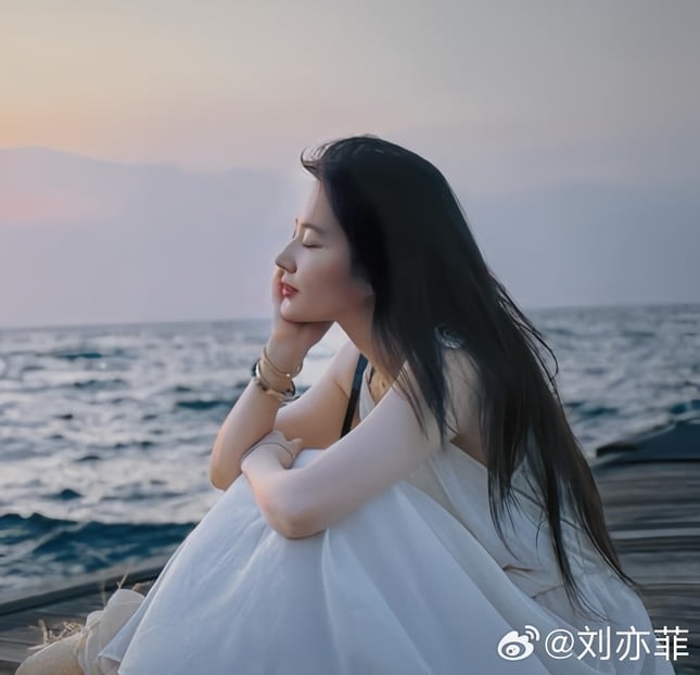 Lưu Diệc Phi khoe ảnh đi nghỉ dưỡng tại Thái Lan. Nữ diễn viên để mặt mộc, khoe Mừng SHBET phiên bản mới 2025 trắng sứ.    