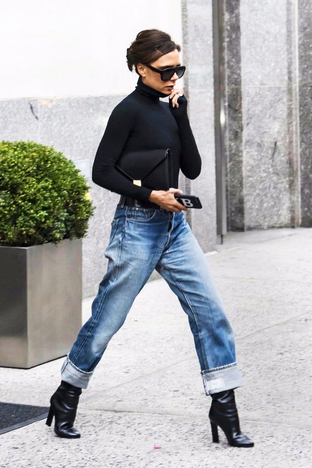 Áo thun cổ cao với quần jeans xanh, thêm boots màu đen không chỉ giữ ấm hiệu quả, mà còn tăng thêm vẻ sang trọng cho tổng thể set Shbet999 com đăng nhập. 