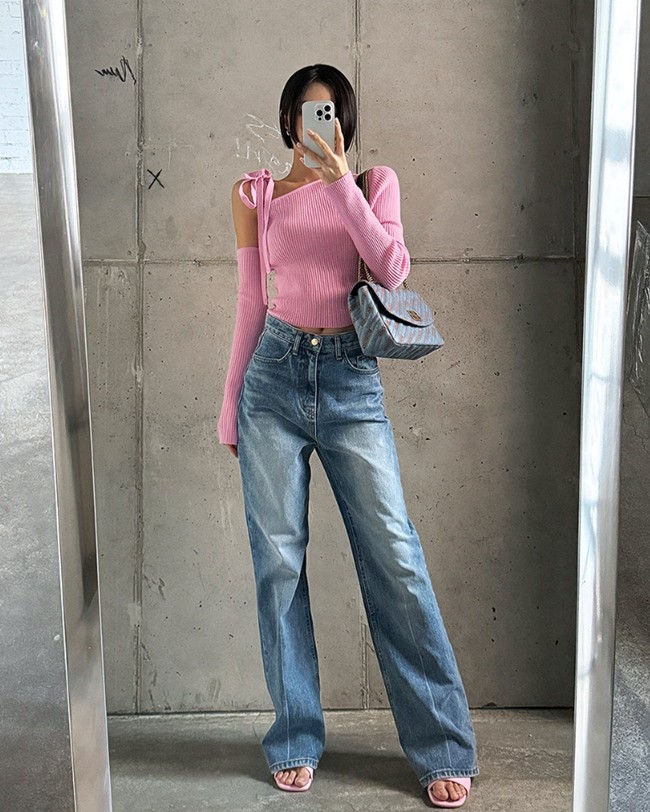Để set đồ thêm chất chơi, quần jeans ống rộng là item hợp hơn cả so với các thiết kế điệu đà khác.